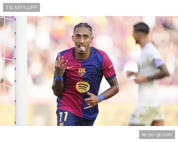 莱万多夫斯基联手拉菲尼亚闪耀登场,巴萨新锋线组合展现强劲实力 莱万多夫斯基联手拉菲尼亚闪耀登场,巴萨新锋线组合展现强劲实力