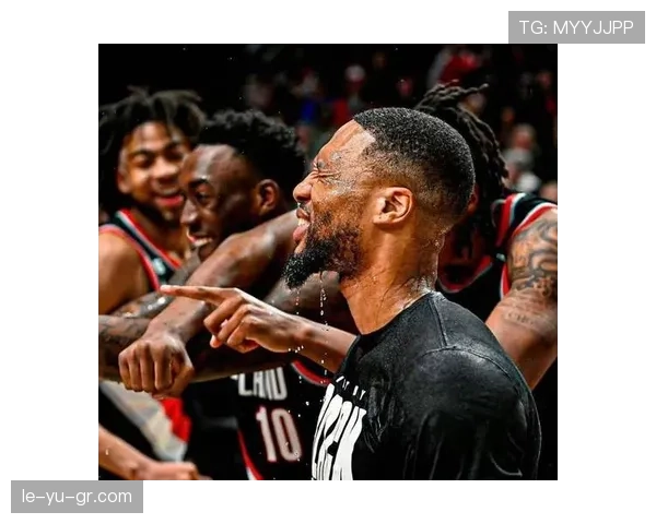 利拉德休赛期天天喝蛋白粉当水,家里冰箱塞满鸡胸肉,邻居以为他开健身餐外卖 利拉德休赛期天天喝蛋白粉当水,家里冰箱塞满鸡胸肉,邻居以为他开健身餐外卖