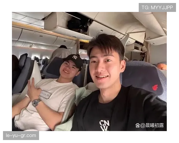 梁伟铿训练完戴着一串金链去买菜，那塑料袋＋名贵配饰的反差也太上头了