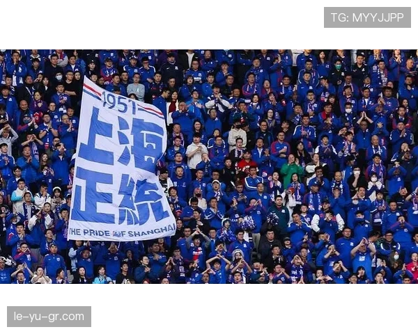 上海申花惨遭失利凸显内部矛盾，球迷愤怒质疑球队管理层能否挽救危机